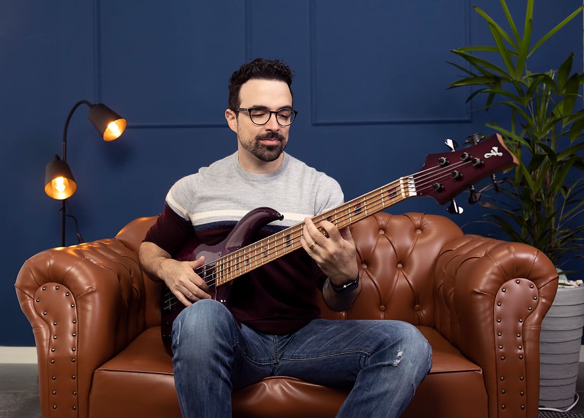 Fernando Molinari tocando seu contrabaixo