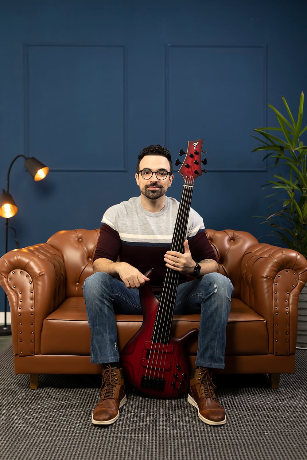 Fernando Molinari com seu contrabaixo F-Bass